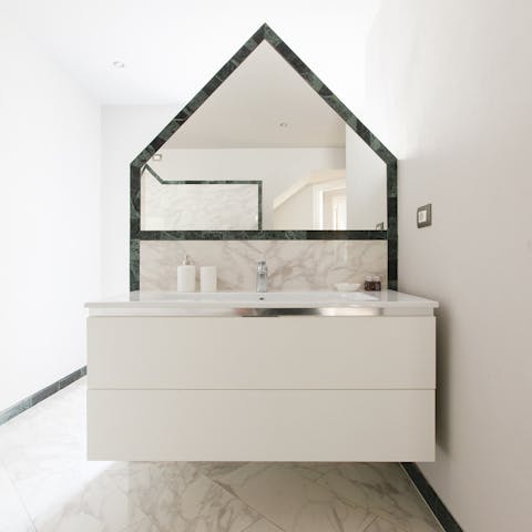 Marble cladding in the bathroom