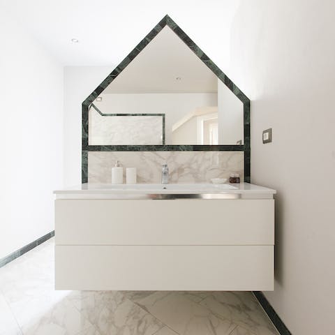 Marble cladding in the bathroom