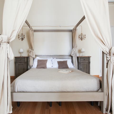 The four-poster bed