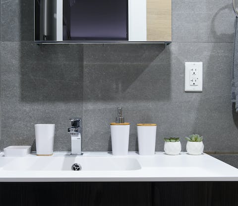 A brand new and sparkly clean bathroom