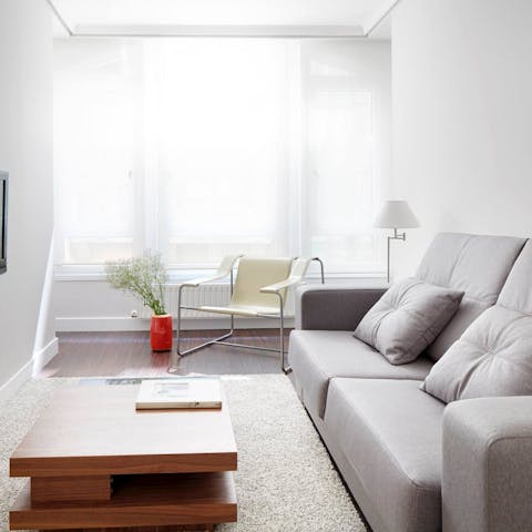 Make yourself comfortable in the minimalist living room