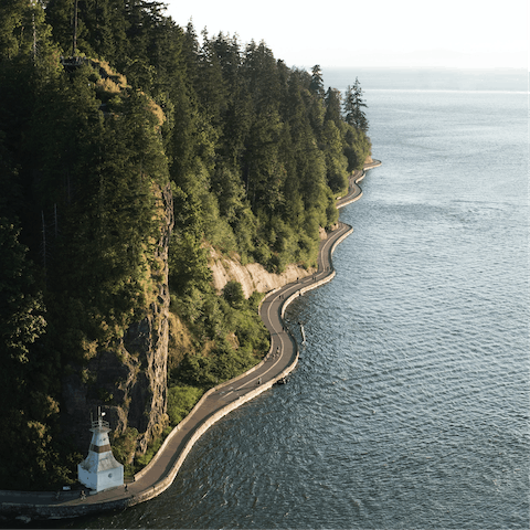 Join locals on leisurely seaside strolls and bike rides along the Stanley Park Seawall Path