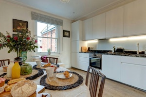 Collegiate Cosy image 13