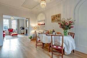 Collegiate Cosy image 7