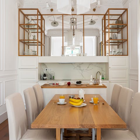 Spend a social breakfast together around the marble kitchen space