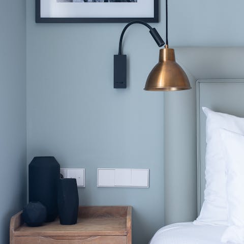 These minimalist bedside furnishings