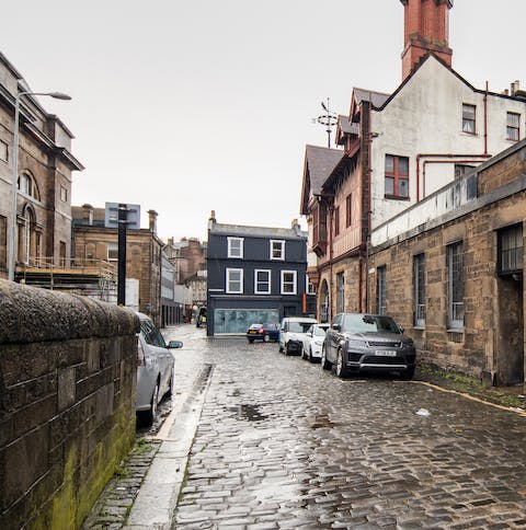 Stay on an idyllic mews street right in the heart of Edinburgh