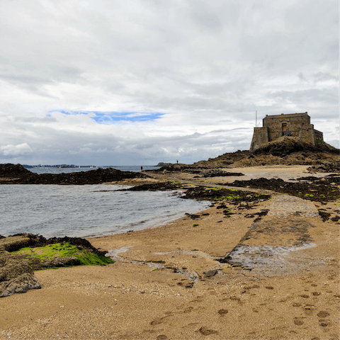 Visit Grand Bé beach for sun, sea and sand, and to see the famous resting place of Chateaubriand