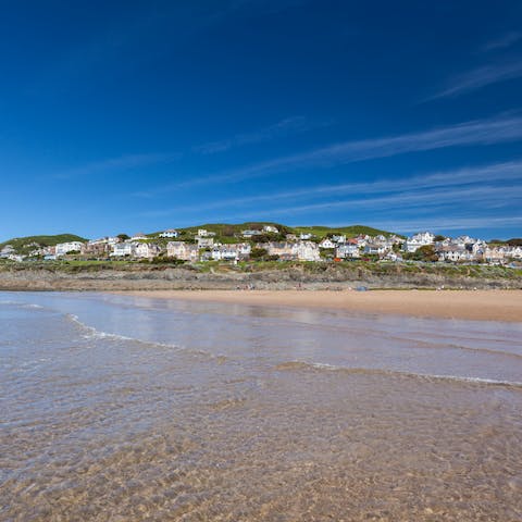 Walk to the beach in under ten minutes