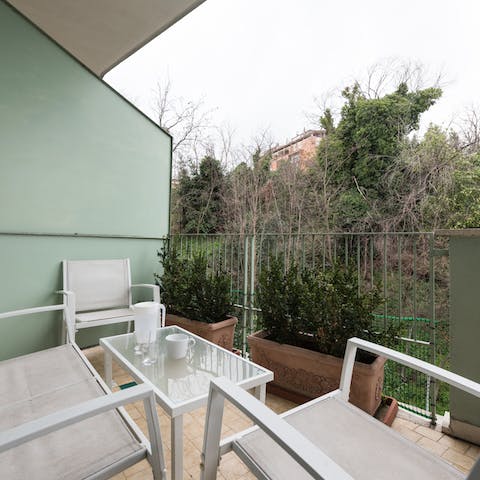 Get some quiet and fresh air on the balcony overlooking a small hill