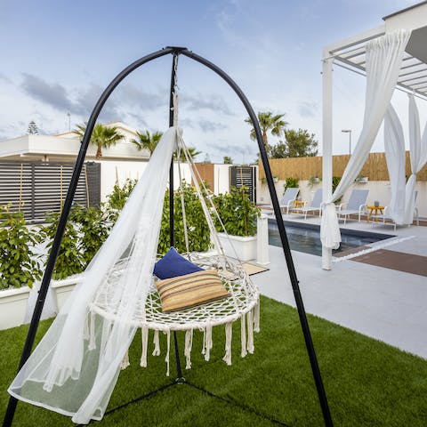 Relax or have fun in the dreamy garden nest swing