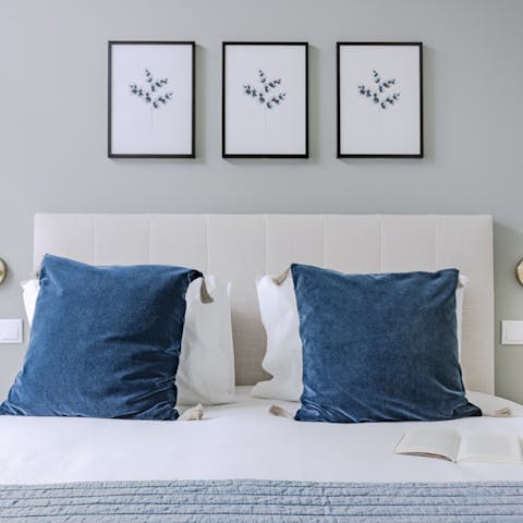 The blue hues in this bedroom