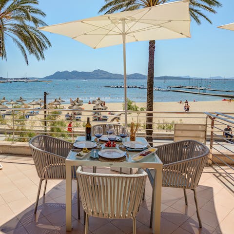 Soak up the beauty of this seafront location from the balcony