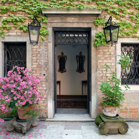 Relax in the internal courtyard with its vibrant geraniums