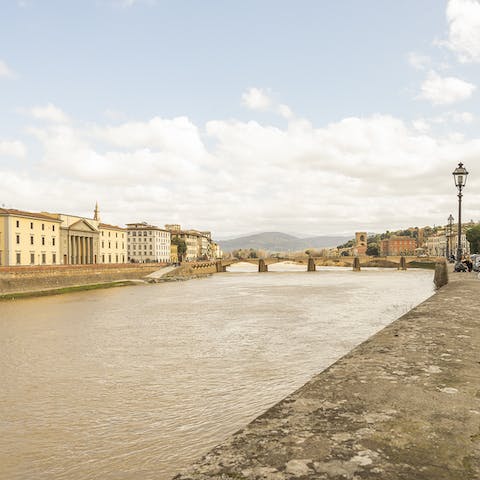 Enjoy your location – the banks of the Arno are a two-minute walk