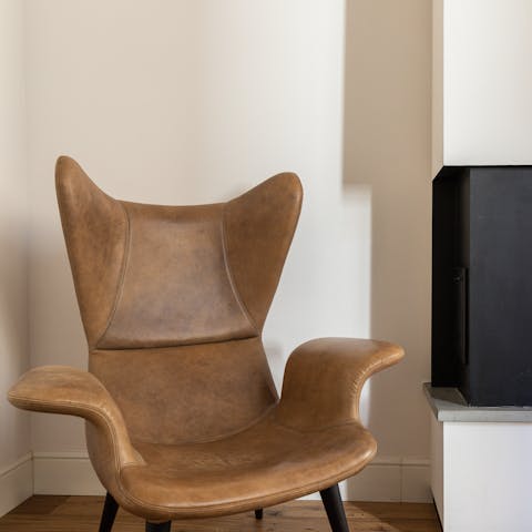 This stylish leather chair
