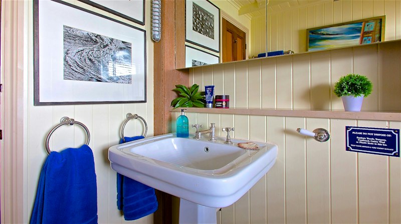 The Harpy Houseboat additional image