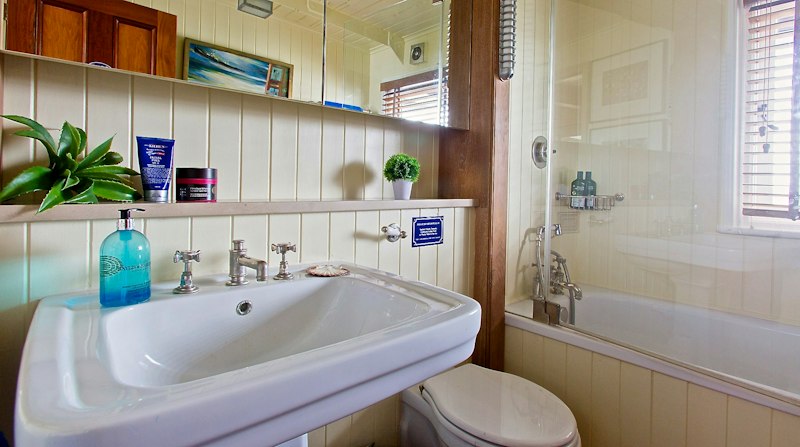 The Harpy Houseboat additional image