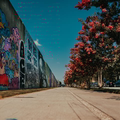 Find the artsy Cabbagetown neighbourhood minutes away by car