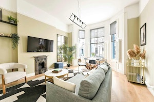 Cheerful Terrace House image 14