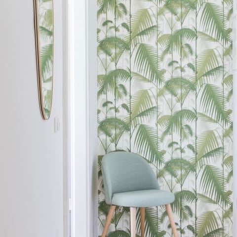 Eye-catching palm jungle wallpaper