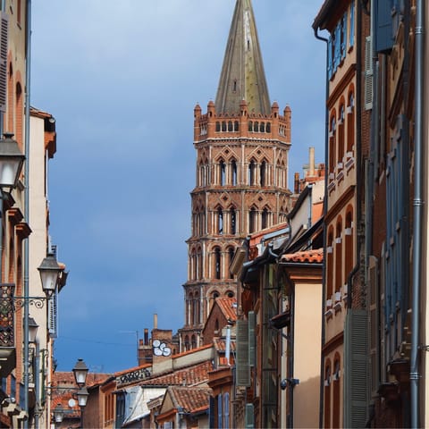 Explore the 'Pink City' on foot from your home just a few metres from Place du Capitole