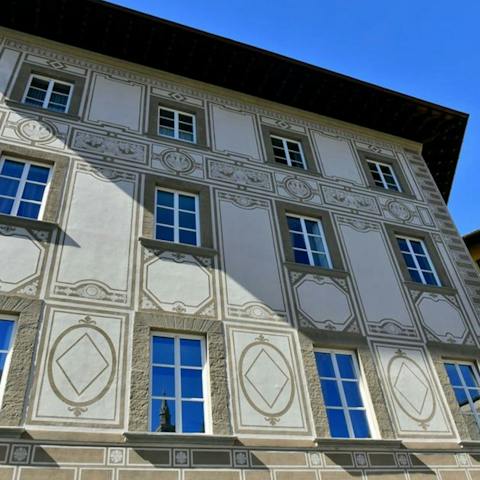 Immerse yourself in the true Florentine style by staying in this beautiful apartment building 