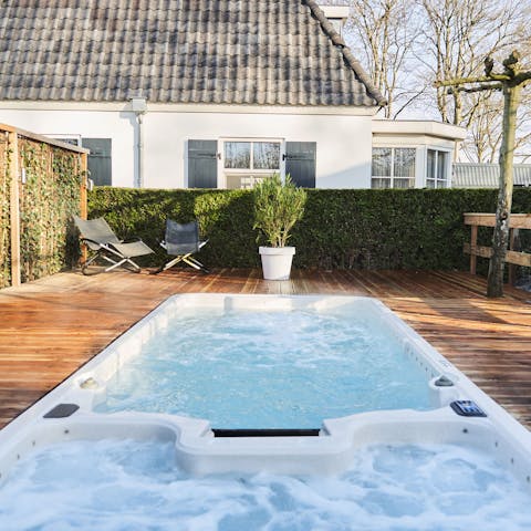 Unwind in the jacuzzi pool on sunny afternoons