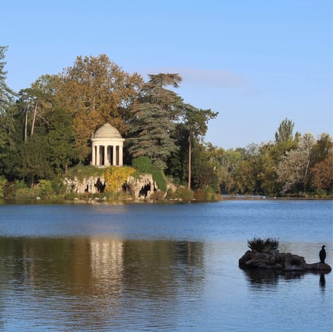 Stroll around Lac Daumesnil in Bois de Vincennes nearby