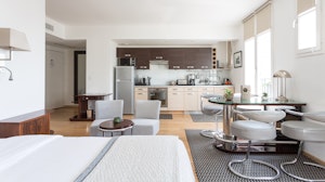 The Bachelor Apartment image 7