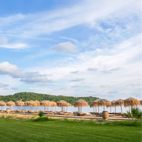 Discover the long sandy beach, beautiful nature and museums of Platanias