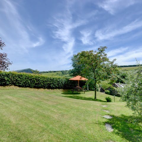 Relax in the large garden surrounded by the beautiful rural views