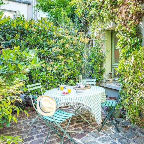 charming leafy garden