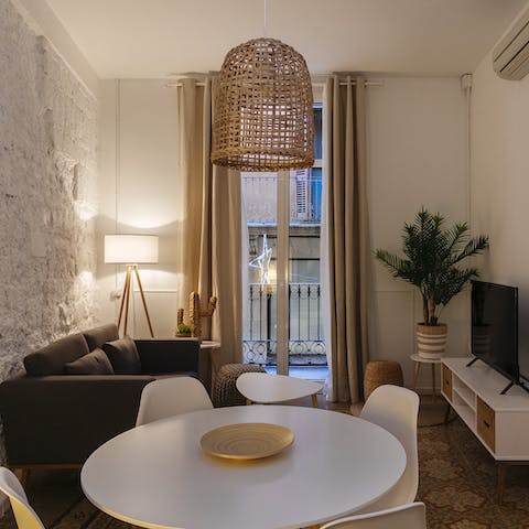 Relax in the cosy living area with a glass of Spanish wine after a day of exploring the city