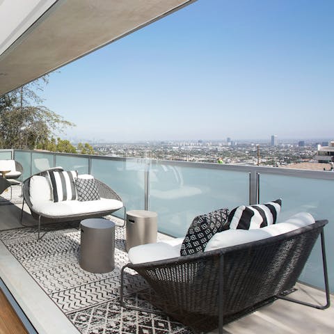 Take in spectacular panormaic views across LA from the tranquil balcony terrace 