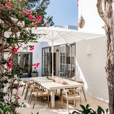 Gather around the alfresco dining table and tuck into delicious homecooked cuisine