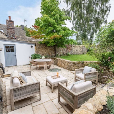 Enjoy alfresco dining in style in this classically English country garden