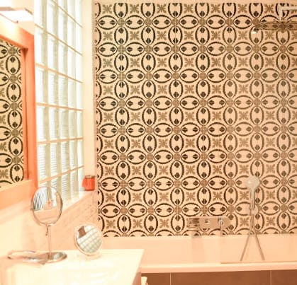 Take a well-earned bath underneath the beautiful tiling on the bathroom wall