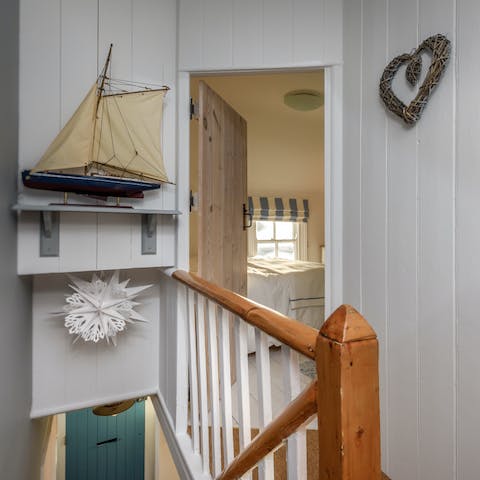 Admire nautical decor touches, a reminder of the seaside location