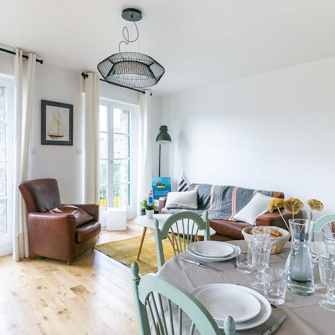 Gather together for sociable mornings over coffee and croissants in the open kitchen/living area