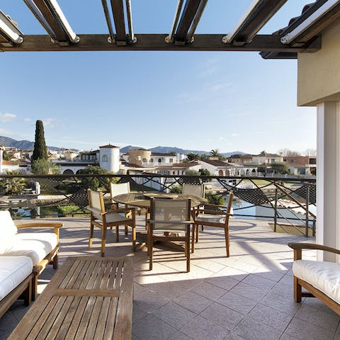 Organise sundowners on the top-floor balcony
