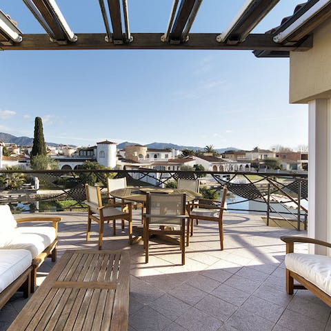 Organise sundowners on the top-floor balcony