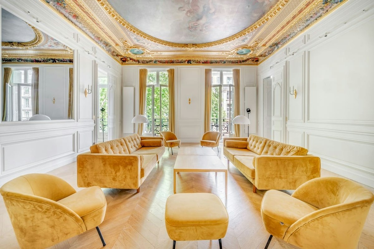 Elegant Outlook, Ile-de-France