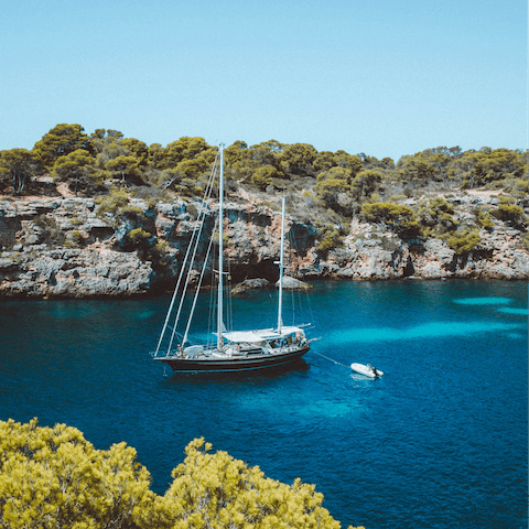 Stay just 270 metres away from the stunning turquoise waters of Cala d'Or