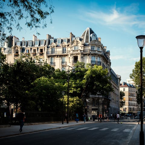 In just a two minute walk to Place Saint Michel you can catch the RER and line 4 metro