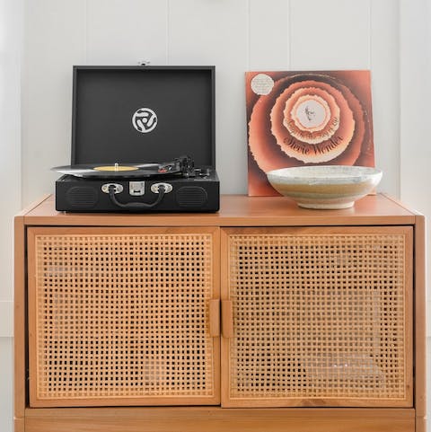 Blast your favourite tunes on the vinyl record player
