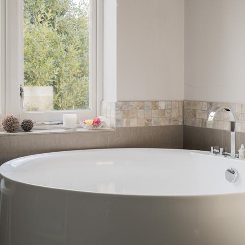 Luxuriate in a hot bath in the grandiose standalone tub