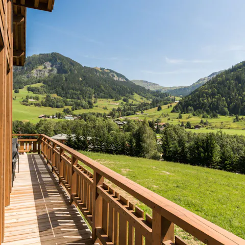 Enjoy a glass of wine on the balcony and breathe in the fresh mountain air