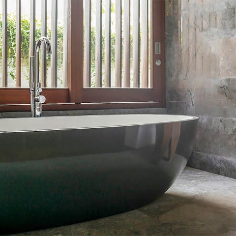 Relax after a day of surfing in the freestanding bathtub