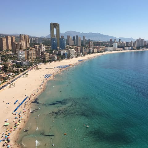 Enjoy your stay in the heart of Benidorm, just moments away from a sandy beach 